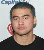 Calum Hood Bio, Height, Age, Ethnicity, Girlfriend, Facts About the Bassist