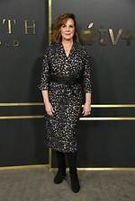 Elizabeth Perkins Net Worth – How Much Is Perkins Worth?