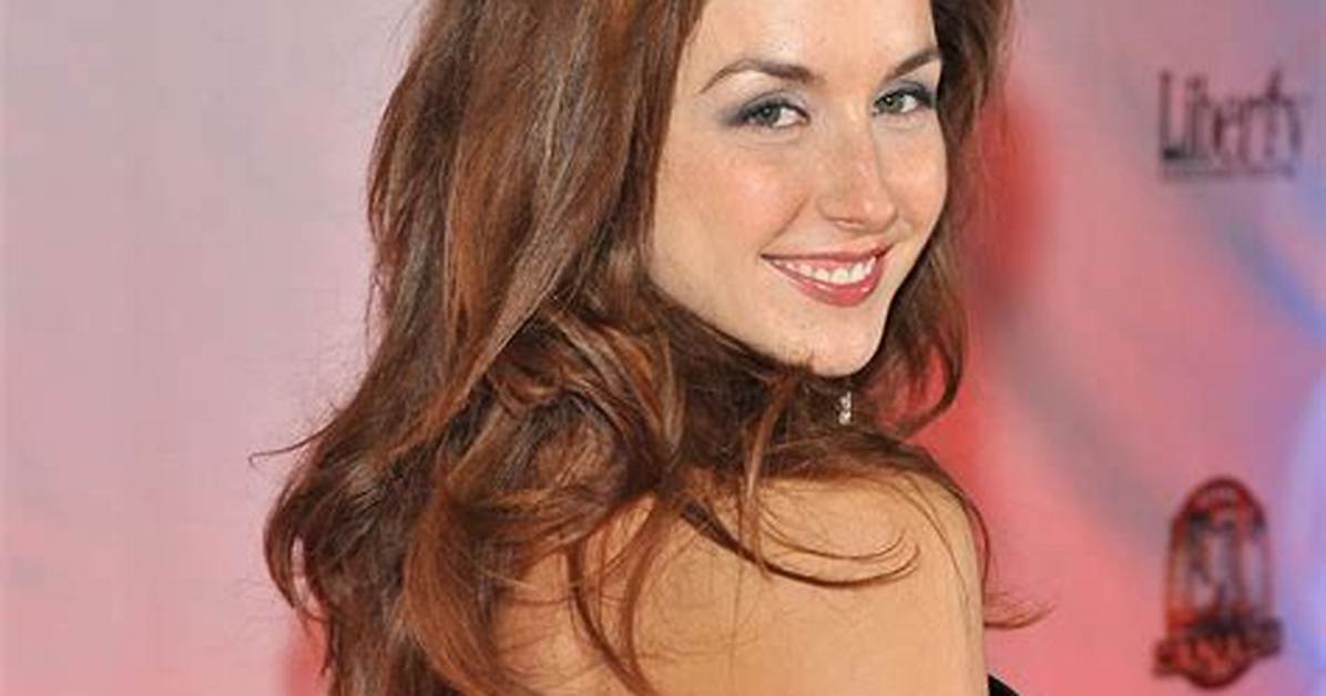 Erin Karpluk Net Worth – How Much Is Karpluk Worth?