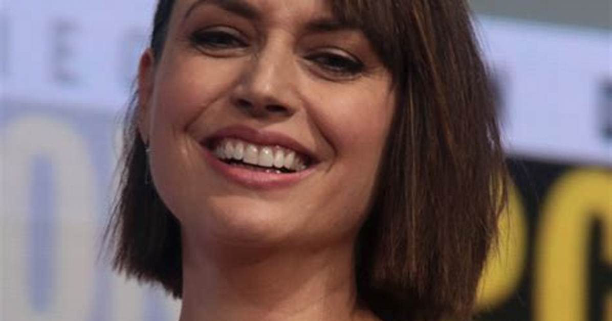 Julie Ann Emery – Actress | Who Is She Married to? Wiki, Age, Height, Net Worth, Relationship, Ethnicity, Career